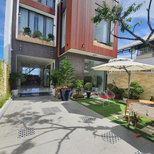 Các sinh viên may mắn nhận được những món quà lưu niệm từ Hiệu trưởng trường Khuyenmaimb66 Việt Nam